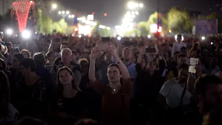 Lumea privită PRIN SMARTPHONE. Cum UITĂM să mai trăim în viața reală