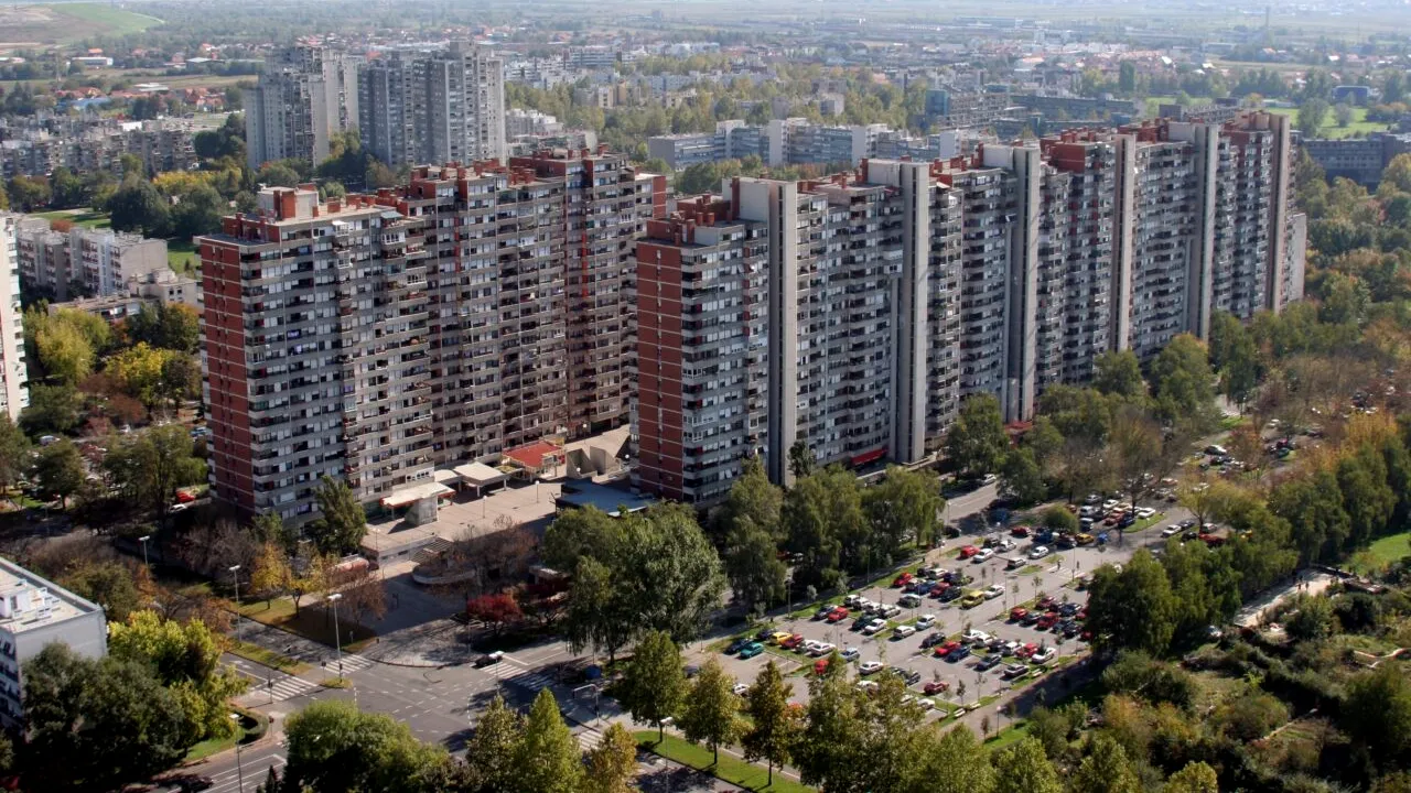 Turiștii nu mai pot închiria locuințe pentru câteva zile! GUVERNUL a decis: Familiile cu copii pot cumpăra apartamente la prețuri decente