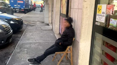 Trăiește din cerșit și doarme într-un sac, sub cerul liber. Povestea tristă a unui COPIL român care a impresionat italienii