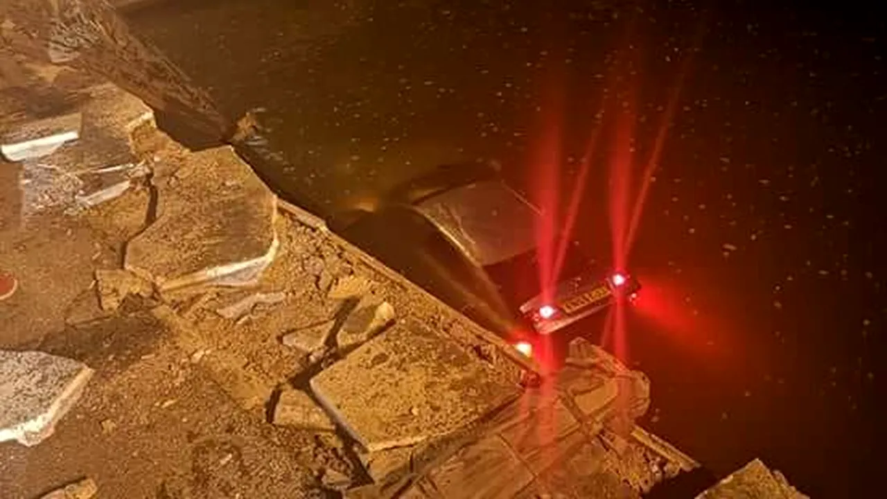 AU PLONJAT cu mașina de pe podul de la Timpuri Noi, după care au ieșit SINGURI din Dâmbovița, fără să ceară îngrijiri medicale