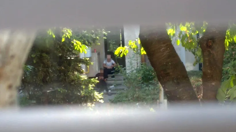 Doi tineri, prinși în timp ce se drogau în apropierea unui liceu din Pitești - FOTO
