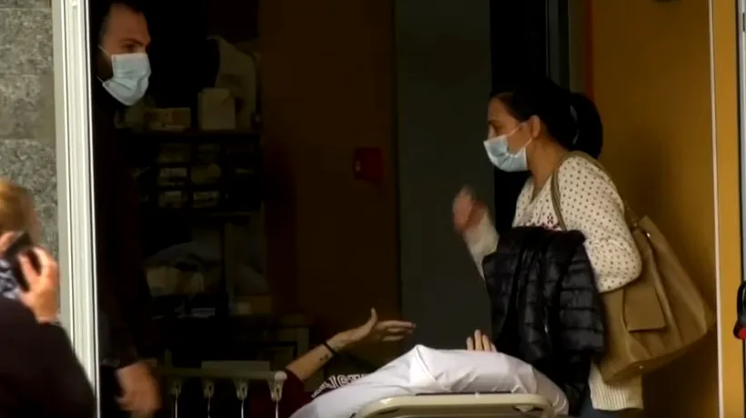 Italia, copleșită din nou de pandemia de COVID. Oamenii sunt tratați în mașini / Imagini șocante într-un spital din Napoli (FOTO & VIDEO)