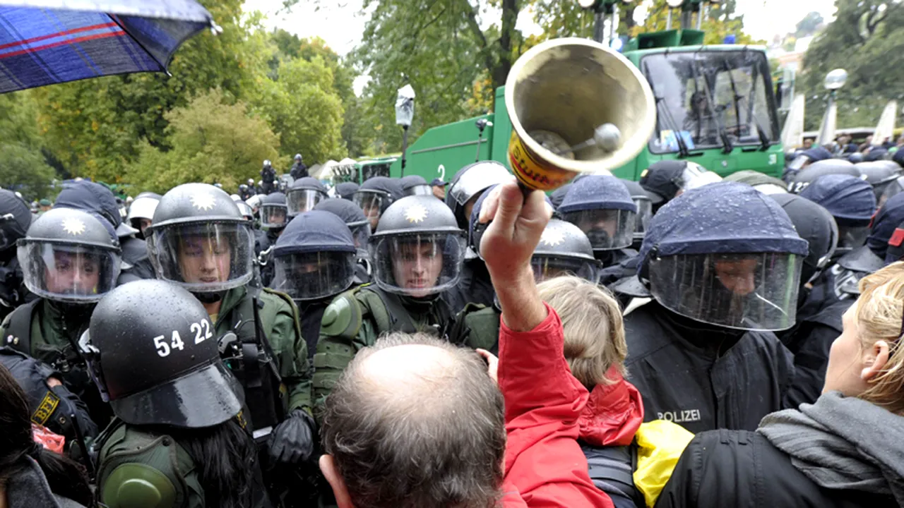 VIOLENȚE la un festival kurd din Germania. Aproximativ 80 de polițiști au fost răniți