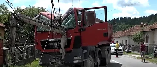 Scene de groază. Un șofer de basculantă de 37 de ani a făcut AVC la volan și a scăpat camionul de sub control, în Argeș | VIDEO