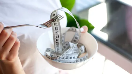 Ce trebuie să faci înainte de 7 seara, dacă vrei să slăbești. Acest truc simplu TOPEȘTE grăsimea în somn