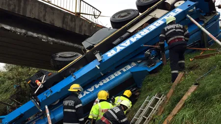 O macara de peste 40 de tone s-a prăbușit de pe un pod în Dâmbovița. Șoferul a murit pe loc