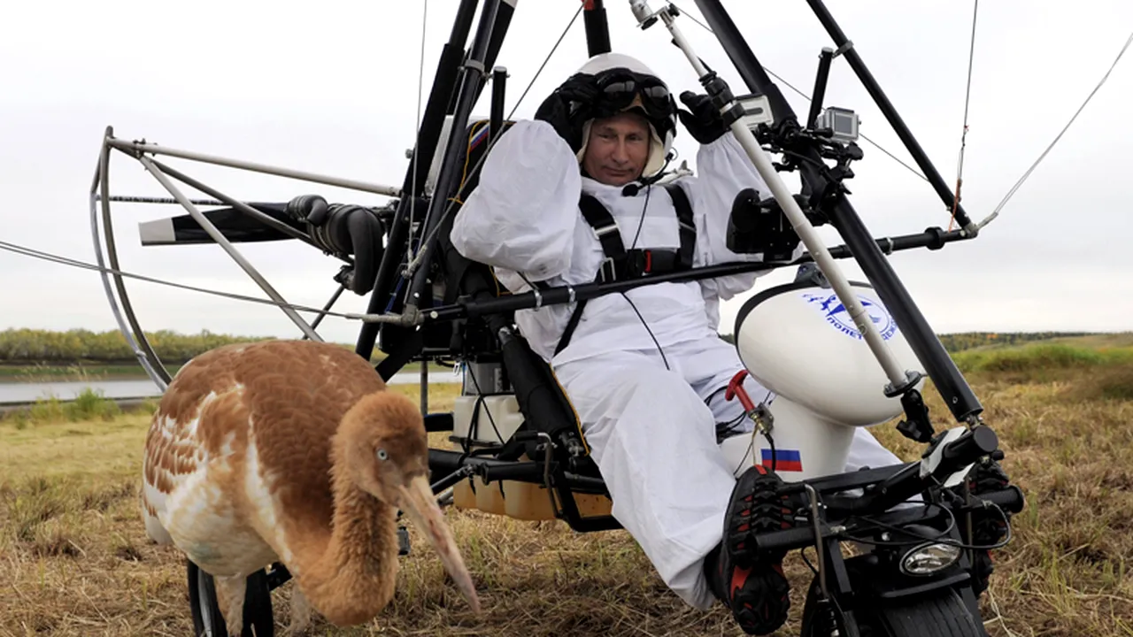 Vladimir Putin a zburat cu deltaplanul alături de un stol de cocori siberieni