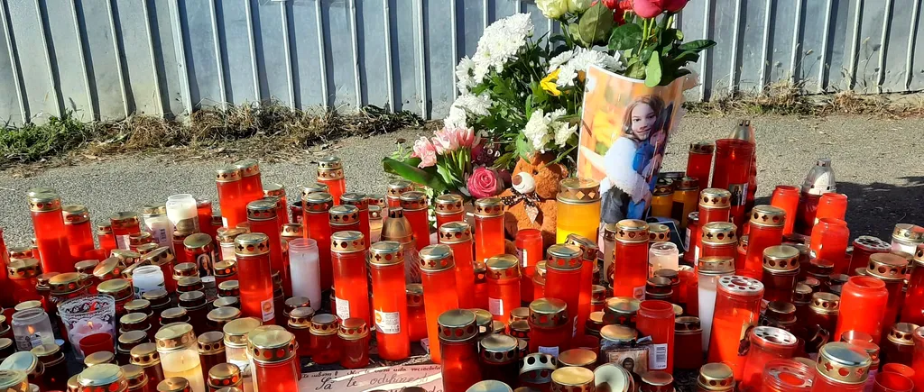 FOTO - VIDEO | Zeci de lumânări și păpuși, așezate în locul în care a murit Raisa. „Ne va fi tare dor de tine!”