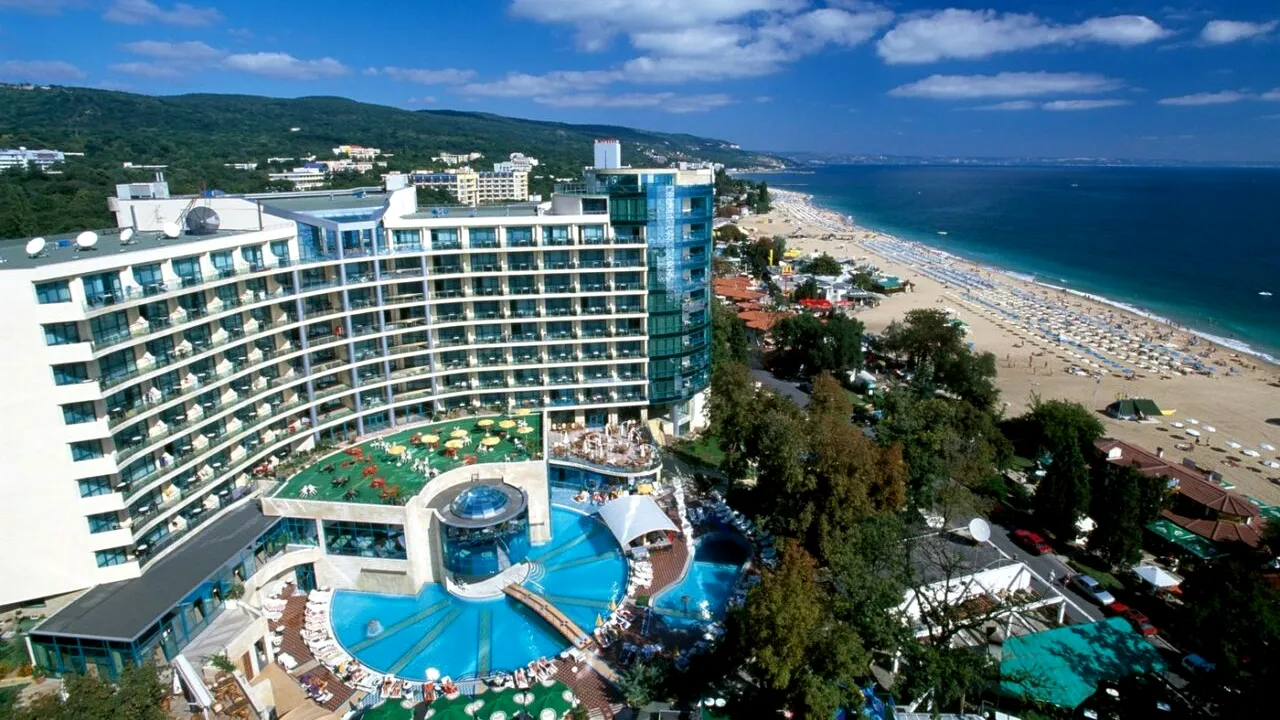 Hotelierii dintr-o destinație turistică iubită de români, în criză de personal, deși oferă salarii mari. Apelează la „soluția românească”