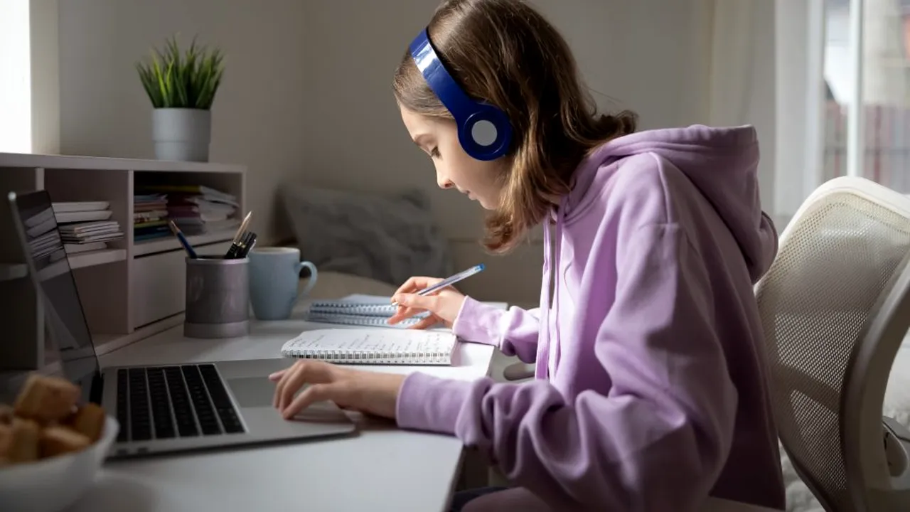 Cursuri exclusiv online în aproape 4.500 de şcoli din ţară