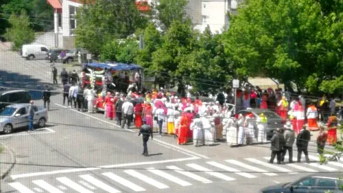 VIDEO. Peste o sută de persoane, la înmormântarea nepotului unui bulibașă din Focșani. Tânărul, condus pe ultimul drum cu o formație de lăutari