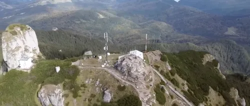 VIDEO | Specialiștii STS au urcat pe jos echipamente de comunicații în Masivul Ceahlău, pentru o nouă stație folosită de salvatori