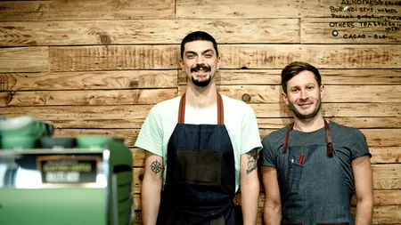 Doi prieteni și-au deschis o cafenea de 12 metri pătrați în nordul Bucureștiului și vând cafea la 