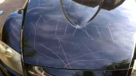 Și răzbunătoare și agramată. Fosta iubită i-a zgâriat capota mașinii și i-a scris un mesaj „dureros