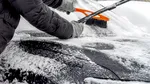Trucuri eficiente pentru a-ți dezgheța rapid mașina, în timpul iernii. De ce să nu folosești apă caldă pe parbriz