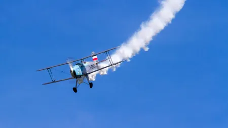 Nu are aeroport, dar are un avion la intrare. Pe vremuri, PETROȘANI a avut o școală de zbor