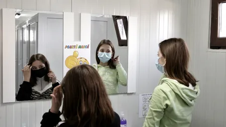 România nu își permite să le asigure elevilor condiții de bază. Toaletă de la o școală din Bacău, construită cu bani privați