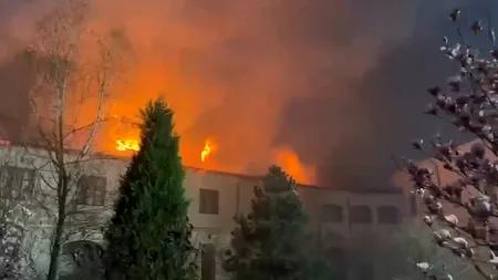 O persoană a murit în incendiul violent de la Mănăstirea Bistrița. Arde acoperișul unor chilii și există risc de extindere a focului. 19 mașini de pompieri intervin