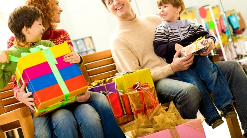 2 din 10 români fac datorii pentru a cumpăra cadouri de Crăciun. Cât de mulțumiți sunt cei care primesc cadourile