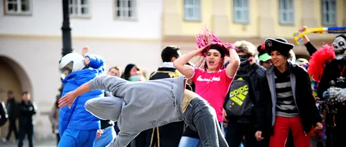 Două sute de tineri au dansat Harlem Shake în centrul Sibiului - VIDEO