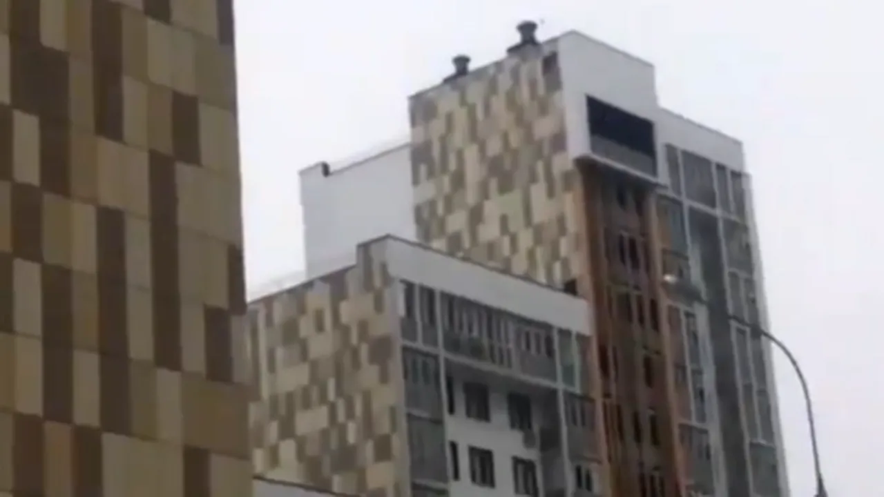 O femeie a aruncat bebelușul prietenei sale de la etajul 13 al unui bloc turn din Rusia