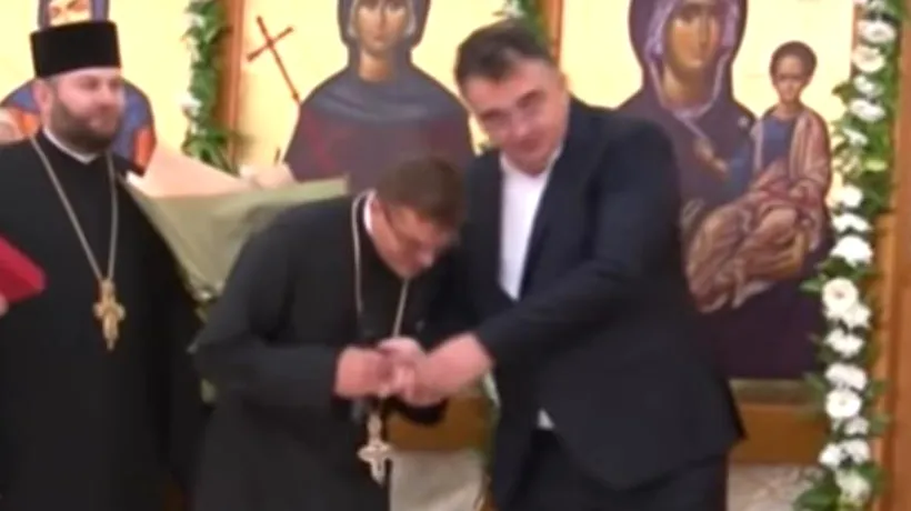 Scenă „divină la Focșani, unde un preot a vrut să-i sărute mâna lui Marian Oprișan: În jurul d-voastră sunt oameni din biserică, crescuți în miros de tămâie și gust de prescură VIDEO