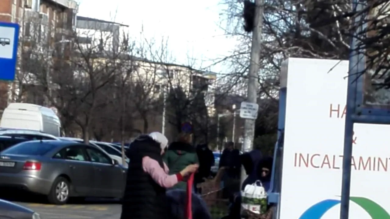 GALERIE FOTO. Haine donate pentru nevoiaşi, furate din container, la Craiova / Hoațele au plecat cu sacoșele pline