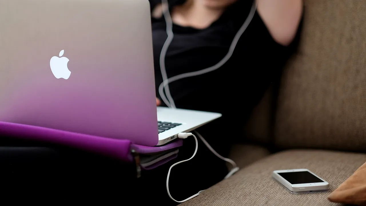 Căderea în timpul mersului de la pat la birou este un accident de muncă, a decis o instanță germană