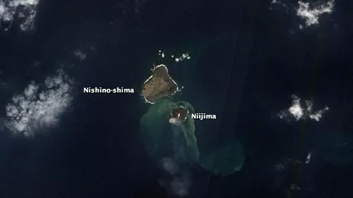Fenomen spectaculos. Două insule s-au unit după erupția unui vulcan din Pacific. VIDEO