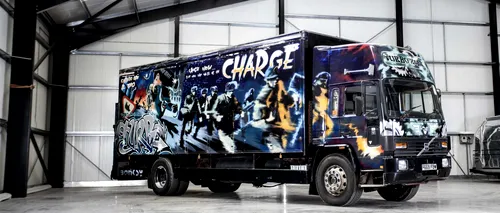 Suma uriașă la care a fost evaluat un camion Volvo decorat cu graffiti de Banksy. Vehiculul, scos la licitație