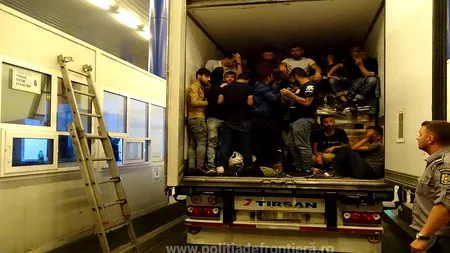 Polițiștii de frontieră au rămas UIMIȚI după ce au verificat un TIR cu textile la Calafat. Șoferii au spus că nu știau nimic