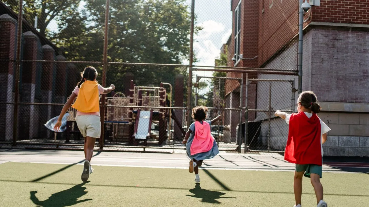 Copiii se vor putea juca pe terenurile de sport din curtea școlii! Legea a fost promulgată de președintele Klaus Iohannis