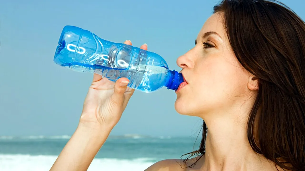 APA rece pe timp de caniculă. Răcoritoare sau periculoasă? Ce spun medicii despre hidratarea corectă vara