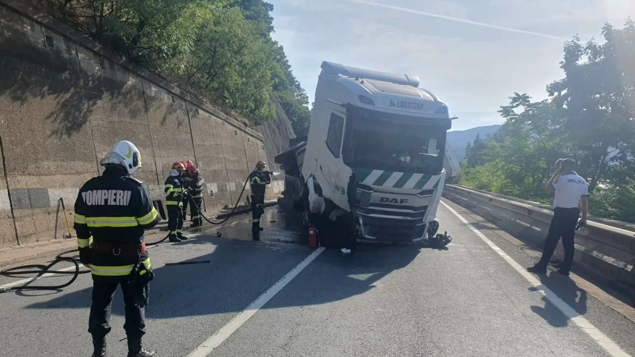 Scurgeri de COMBUSTIBIL în Dunăre. Camion răsturnat în Orșova. Apele Române și Garda de Mediu sunt în alertă