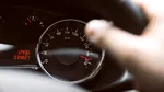 Martorul aprins din bordul mașinii care nu trebuie ignorat de șoferi. Poate ascunde defecțiuni costisitoare