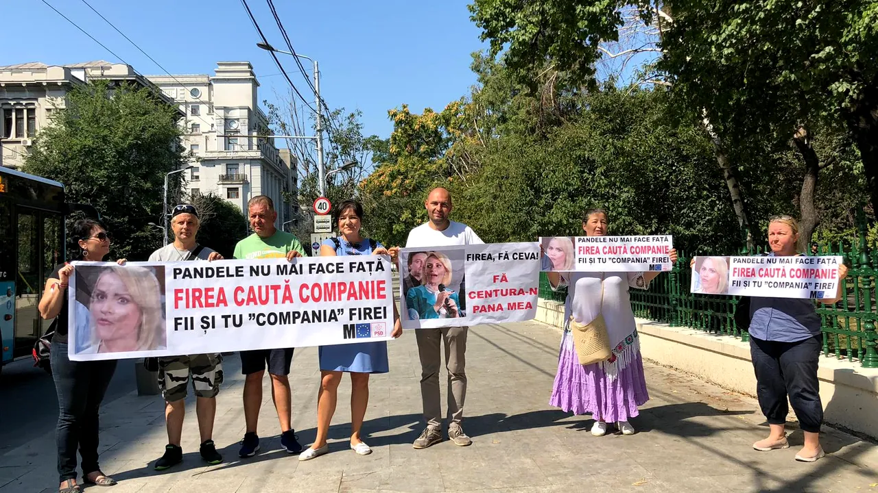 Protest cu pancarte împotriva Gabrielei Firea și a Companiilor Municipale, la PMB - FOTO