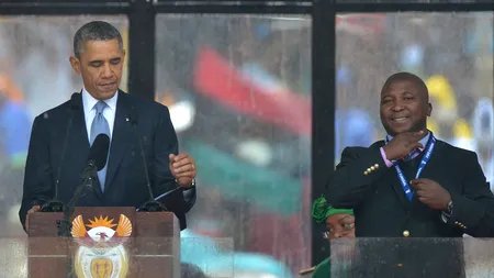 Interpretul în limbajul semnelor de la ceremonia lui Mandela, internat într-un spital de psihiatrie
