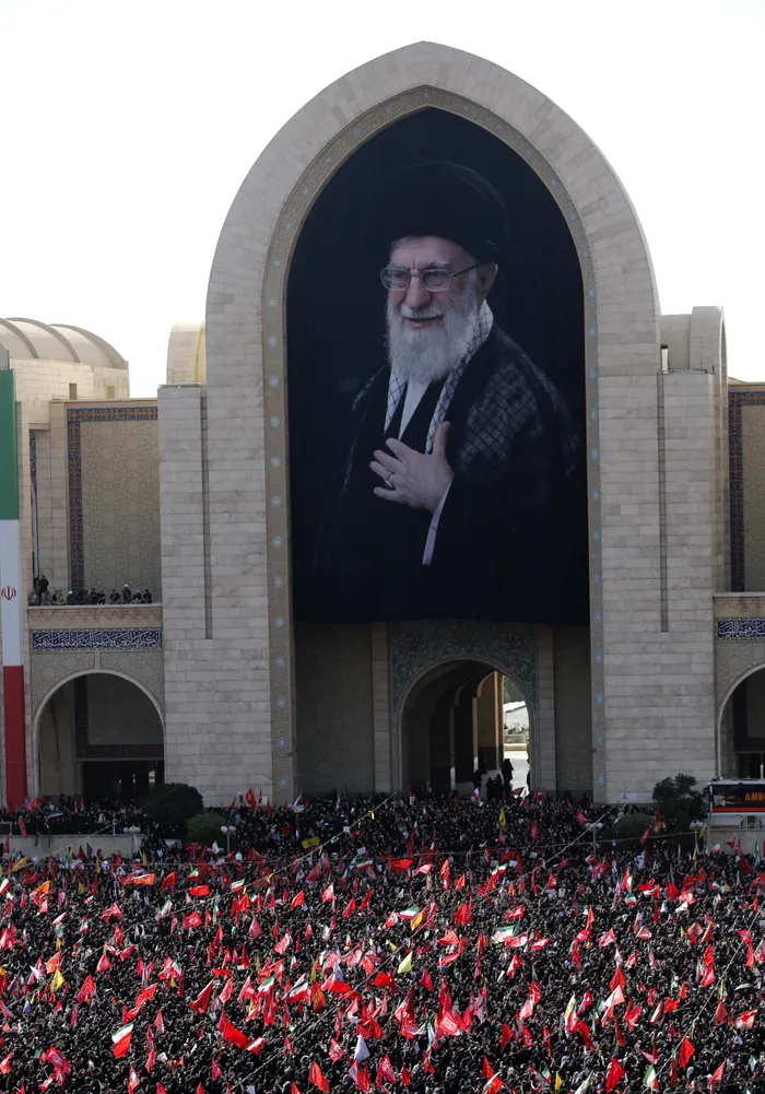 Sicriul cu trupul lui Ali Khamenei este transportat în Irak. Ce a scandat mulțimea, la unison, în tot acest timp și cum va fi încheiat omagiul de 6 zile