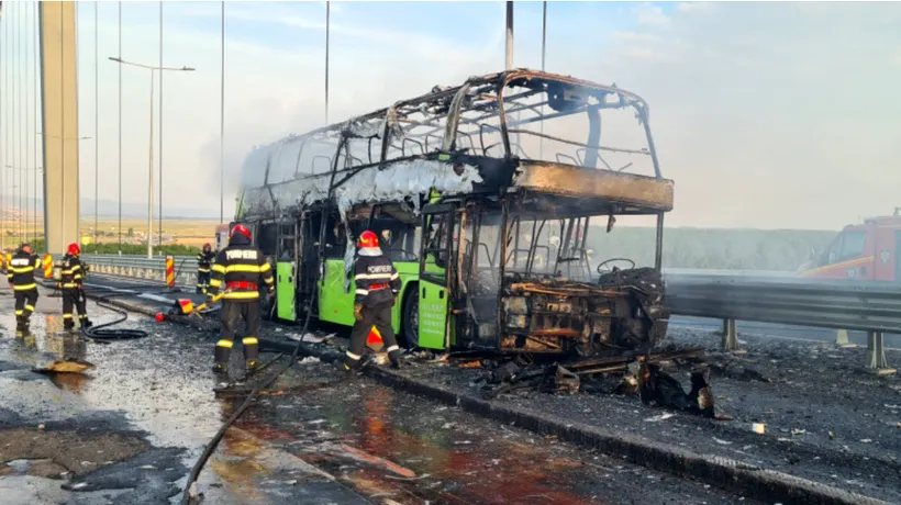 A ars ca o torță! Un autocar cu cetățeni ucraineni a luat FOC pe podul de la Brăila