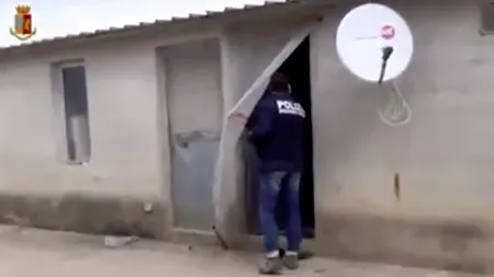 VIDEO Români ținuți în magazii MIZERE de angajatorii din Italia. Carabinierii au rămas șocați