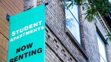 Prețul CHIRIILOR din Cluj a atins cote alarmante. Studenții care n-au prins loc la cămin, nevoiți să plătească dubul față de București