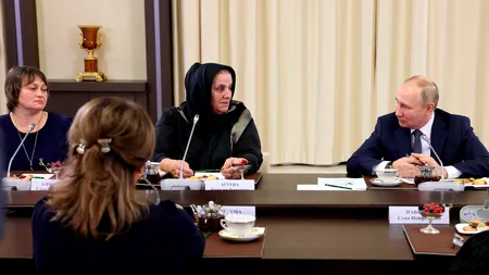Ziua Mamei în Rusia | Vladimir Putin, întâlnire cu ”mamele de buzunar”: ”O selecție atentă, au fost invitate doar femei care au conexiuni cu guvernul”