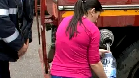 Un oraș mare din România a rămas de cinci zile fără apă potabilă. Oamenii primesc apă cu cisterna, de la pompieri