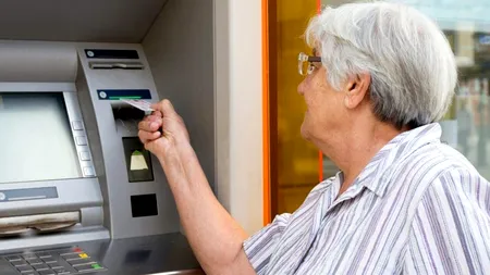PENSII 2024. Când urmează să intre pe card prima pensie majorată din acest an