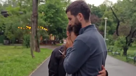 Lecția de viață impresionantă a unui livrator care lucrează 14 ore pe zi, ca să strângă bani pentru TRATAMENTUL iubitei sale. Ce a pățit tânăra