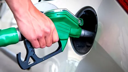 Petrolul se ieftinește de la o zi la alta, dar benzina rămâne tot scumpă! Când sunt așteptate ieftiniri și la pompă
