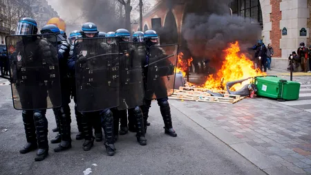 Franța: Senatul a adoptat reforma pensiilor, în ciuda FURIEI protestatarilor din ultimele zile / Urmează votul în Adunarea Naţională - VIDEO