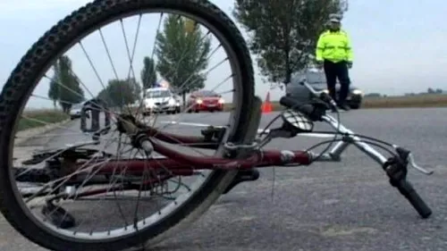 Biciclist spulberat de o mașină, în județul Dâmbovița. Impactul, surprins de camerele de supraveghere (VIDEO)