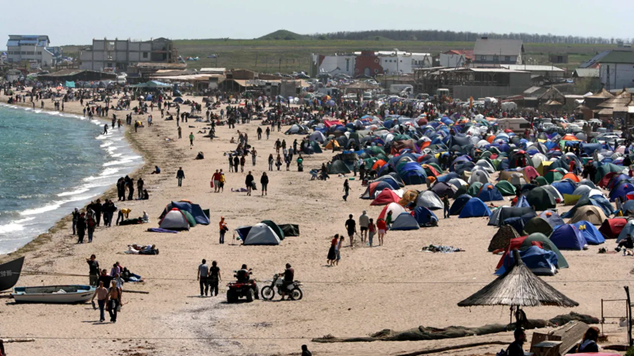 Patru tineri, acuzați de TÂLHĂRIE și FURTURI de pe plaja din VAMA VECHE