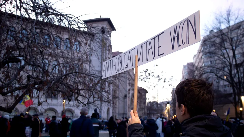 FOTO | Protest în Piața Universității împotriva certificatului verde și a vaccinării copiilor, în a patra zi cu peste 30.000 de cazuri de Covid în România
